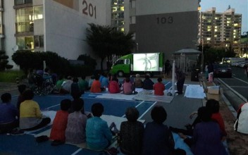 한 여름밤의 야외영화상영 이미지